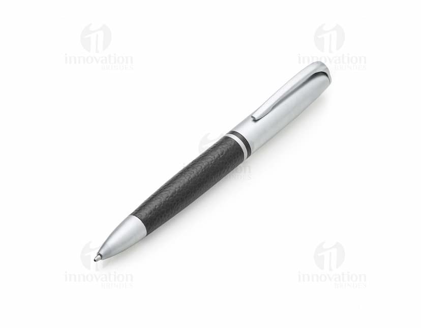 Caneta metal prateada com detalhes em relevo, com tampa e clip dourados.