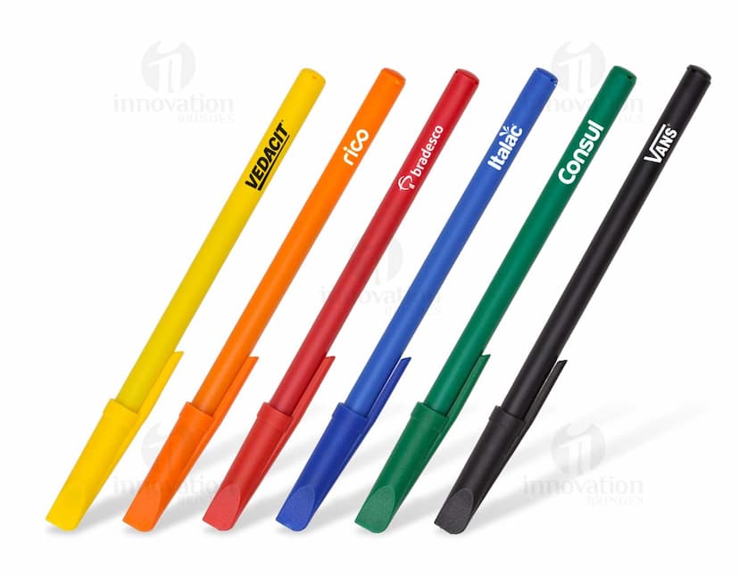 Caneta plástica de cor azul com tampa e corpo transparente sobre fundo branco.