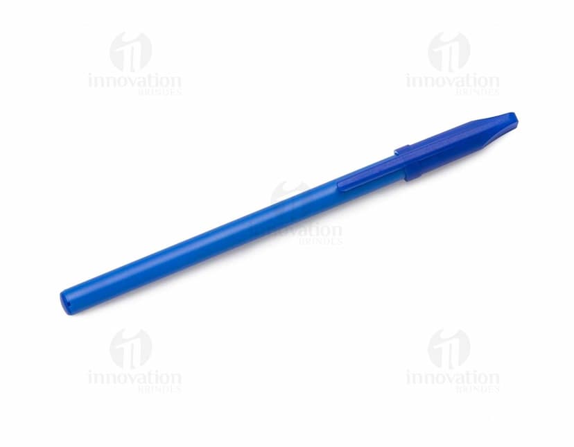 Caneta plástica de cor azul com tampa e corpo transparente sobre fundo branco.