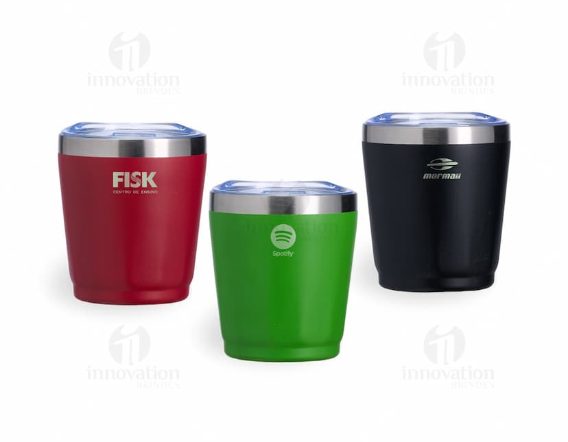 Copo Térmico 200ml na cor azul, feito de aço inoxidável com tampa de rosca e dupla camada para manter a temperatura da bebida por mais tempo.