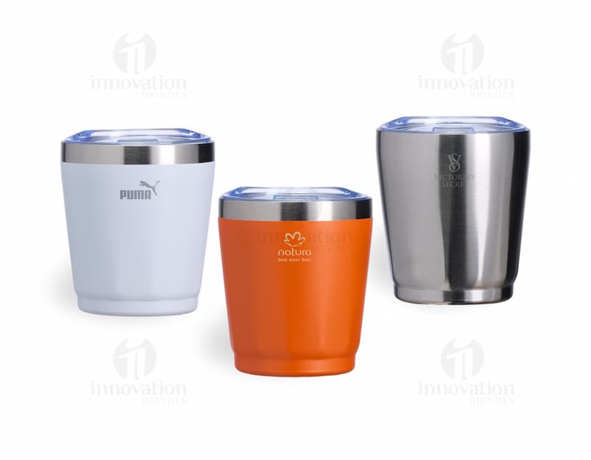 Copo Térmico 200ml na cor azul, feito de aço inoxidável com tampa de rosca e dupla camada para manter a temperatura da bebida por mais tempo.