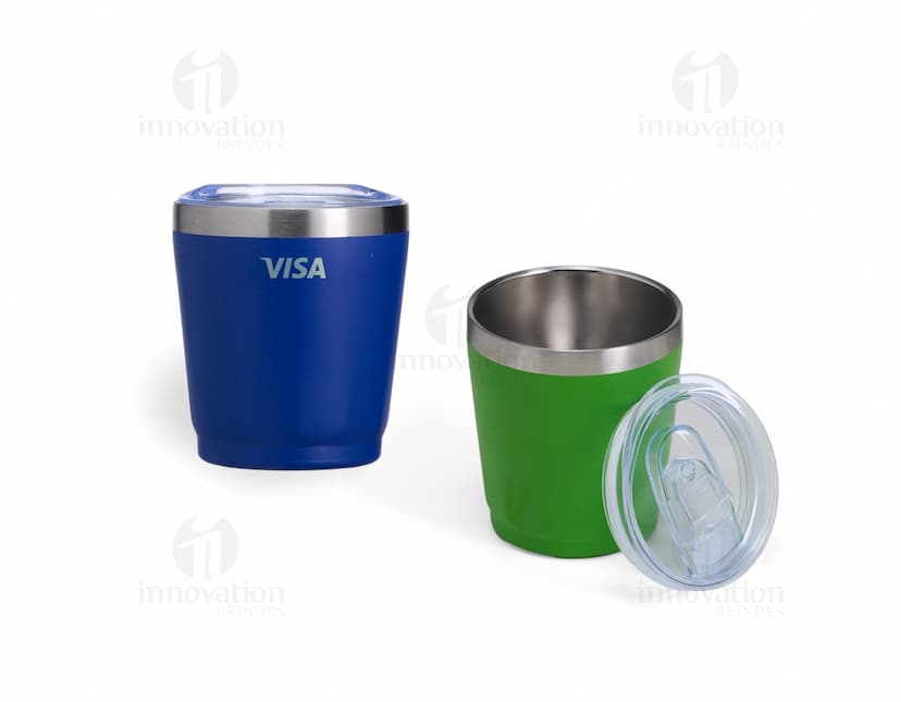 Copo Térmico 200ml na cor azul, feito de aço inoxidável com tampa de rosca e dupla camada para manter a temperatura da bebida por mais tempo.