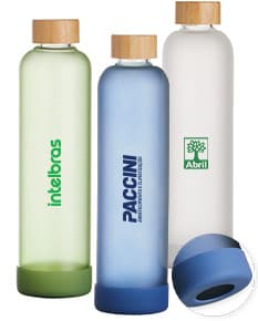 Garrafa de vidro transparente com capacidade de 1 litro.