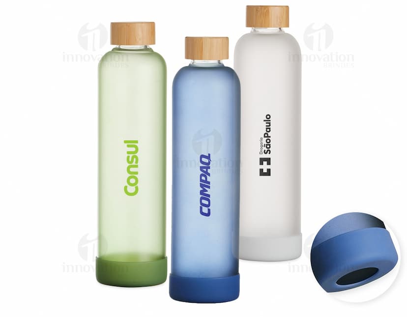 Garrafa de vidro transparente com capacidade de 1 litro.
