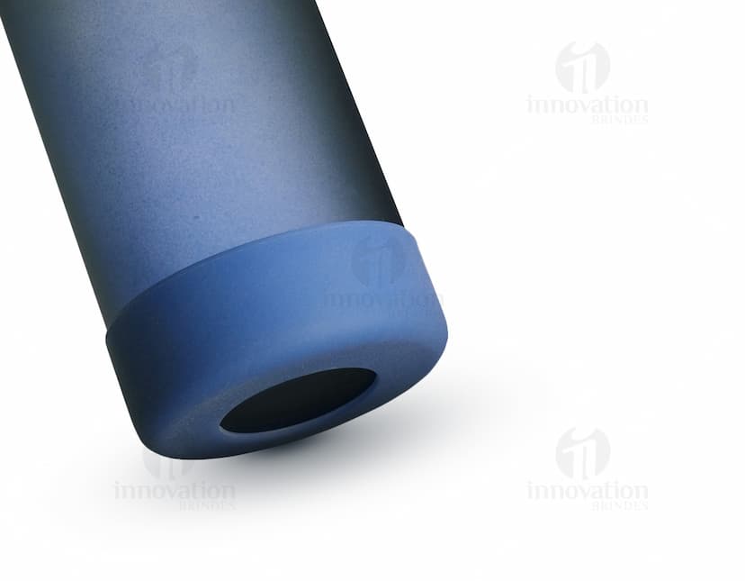 Garrafa de vidro transparente com capacidade de 1 litro.
