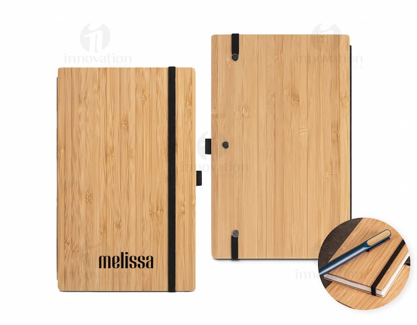 Caderno de bolso preto com capa de couro e elástico de fechamento.