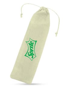 Estojo para canudo de bambu dentro de um saco de juta marrom escuro, sobre um fundo de madeira rústica.