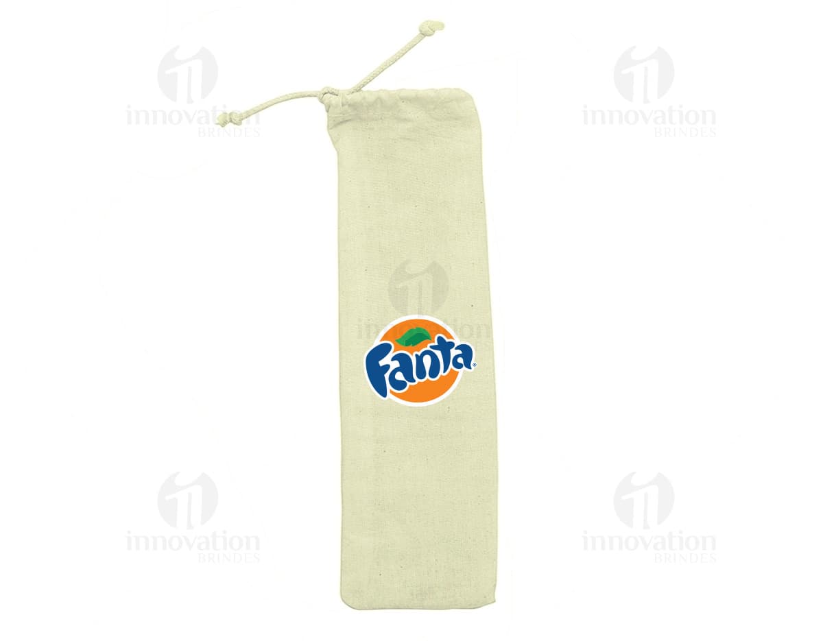 Estojo para canudo de bambu dentro de um saco de juta marrom escuro, sobre um fundo de madeira rústica.