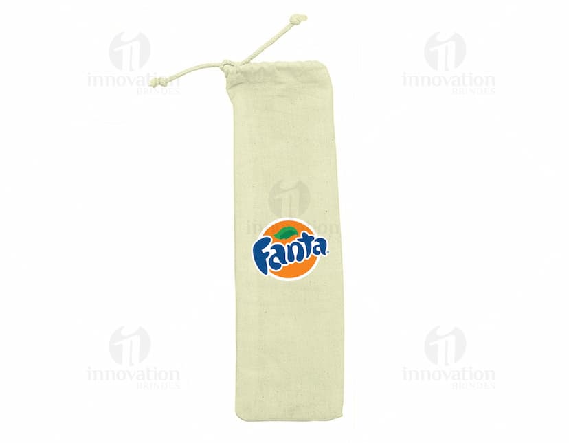 Estojo para canudo de bambu dentro de um saco de juta marrom escuro, sobre um fundo de madeira rústica.