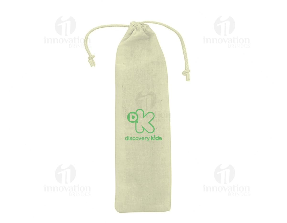 Estojo para canudo de bambu dentro de um saco de juta marrom escuro, sobre um fundo de madeira rústica.