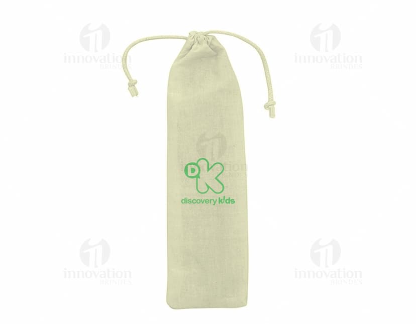 Estojo para canudo de bambu dentro de um saco de juta marrom escuro, sobre um fundo de madeira rústica.