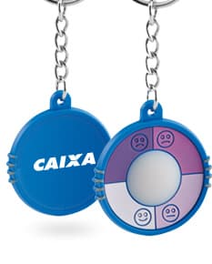 Chaveiro em forma de coruja de metal dourado com olhos de strass azul e amarelo.