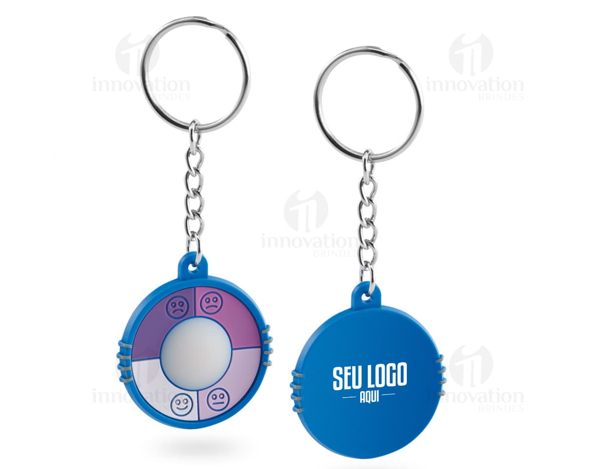 Chaveiro em forma de coruja de metal dourado com olhos de strass azul e amarelo.