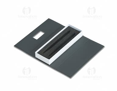 Conjunto de caneta e lapiseira de metal em fundo branco. A caneta e a lapiseira possuem detalhes cromados e são apresentadas em uma caixa elegante.