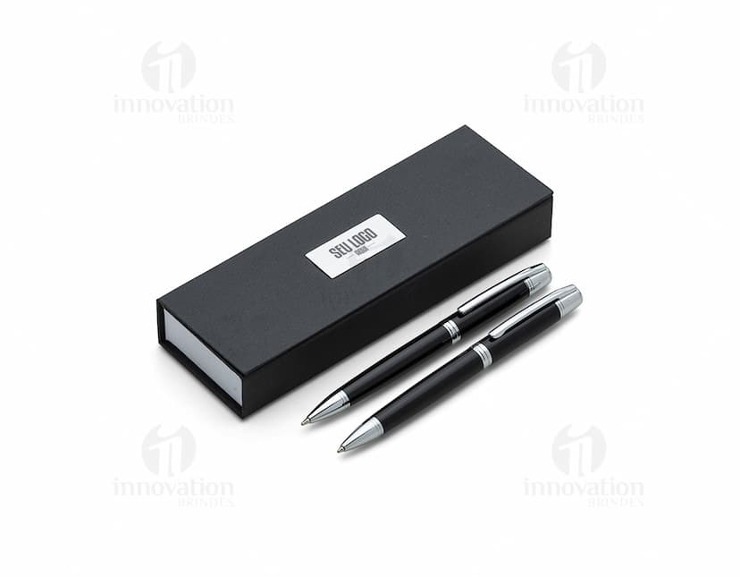 Conjunto de caneta e lapiseira de metal em fundo branco. A caneta e a lapiseira possuem detalhes cromados e são apresentadas em uma caixa elegante.