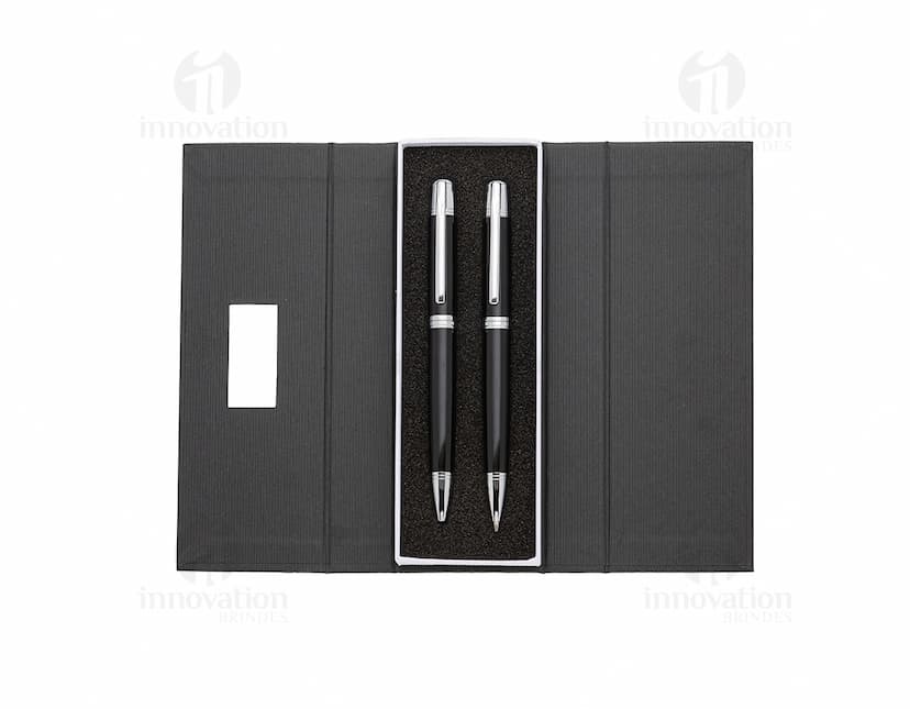 Conjunto de caneta e lapiseira de metal em fundo branco. A caneta e a lapiseira possuem detalhes cromados e são apresentadas em uma caixa elegante.