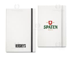 Caderno A5 Reciclado com capa dura marrom e elástico azul. Páginas lisas, feito de material reciclado.