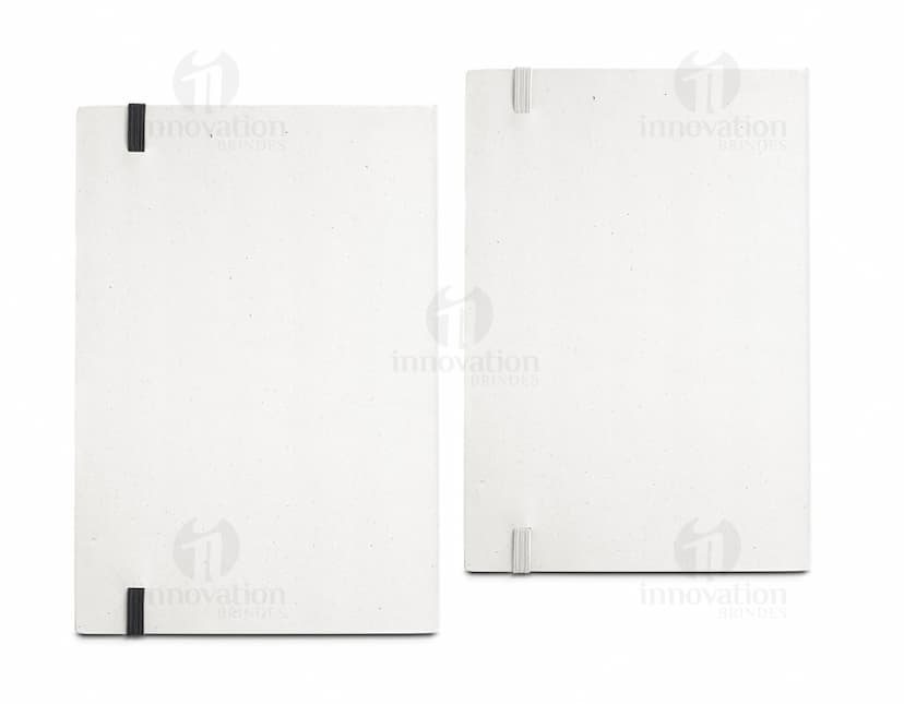 Caderno A5 Reciclado com capa dura marrom e elástico azul. Páginas lisas, feito de material reciclado.