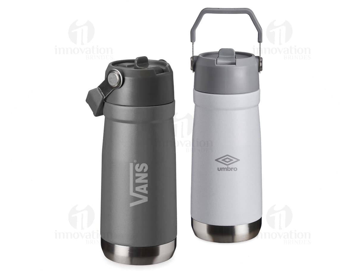 Garrafa térmica 550ml em aço inoxidável, na cor preta, com tampa rosqueável e alça emborrachada.