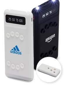 Power Bank preto com conexões USB, pronto para carregar dispositivos eletrônicos. Aparece em um fundo branco.
