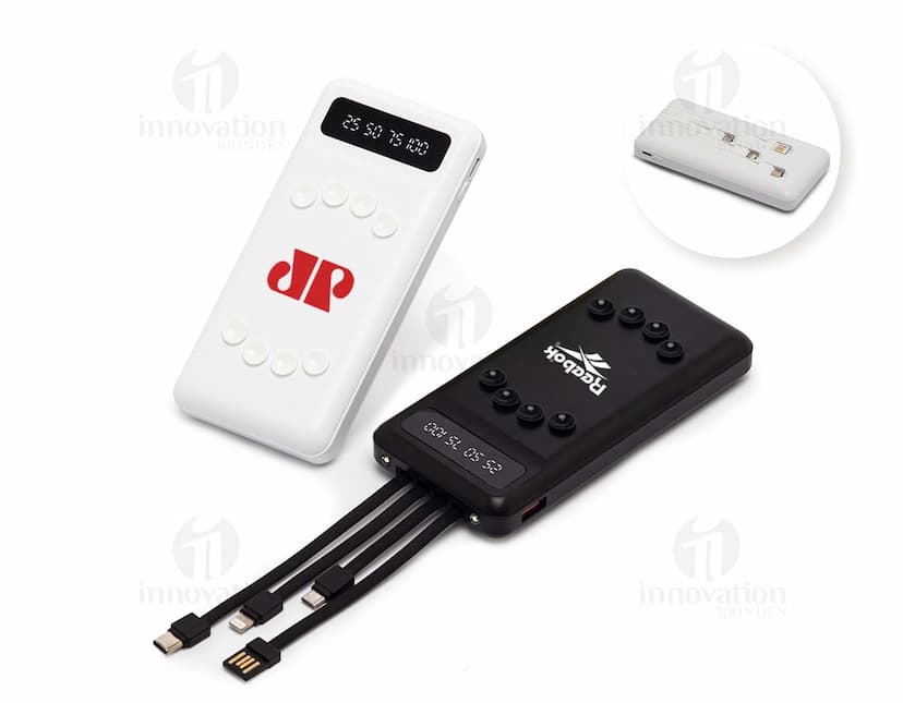 Power Bank preto com conexões USB, pronto para carregar dispositivos eletrônicos. Aparece em um fundo branco.