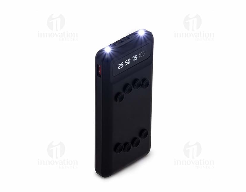 Power Bank preto com conexões USB, pronto para carregar dispositivos eletrônicos. Aparece em um fundo branco.