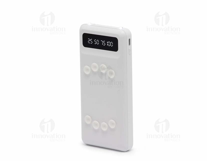 Power Bank preto com conexões USB, pronto para carregar dispositivos eletrônicos. Aparece em um fundo branco.