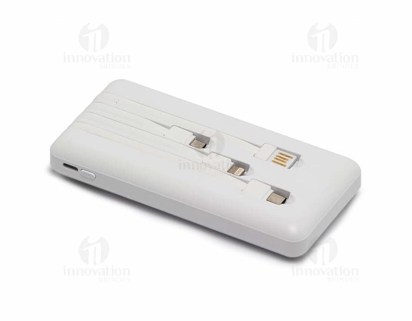 Power Bank preto com conexões USB, pronto para carregar dispositivos eletrônicos. Aparece em um fundo branco.