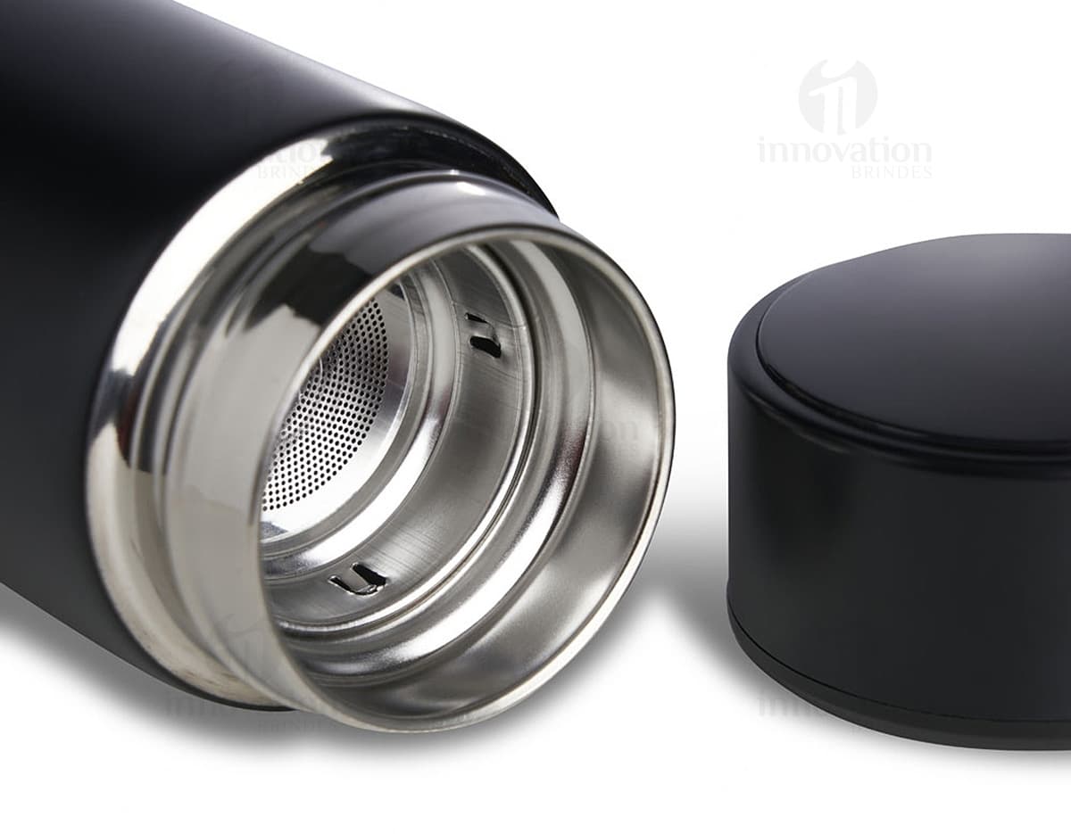 Garrafa térmica de 400ml com display LED mostrando a temperatura interna.