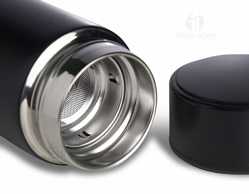 Garrafa térmica de 400ml com display LED mostrando a temperatura interna.