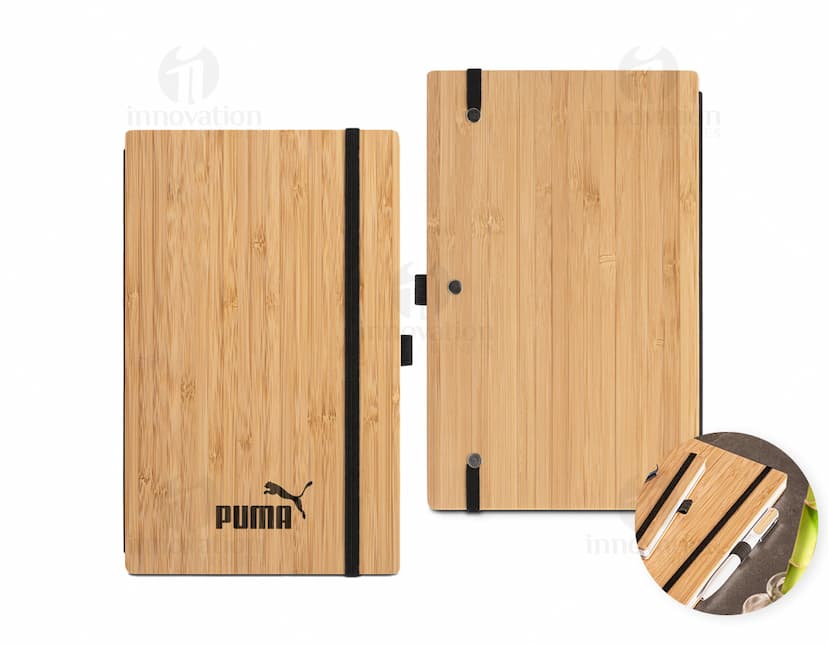 Caderno A5 azul com capa dura, sem pauta e elástico para fechamento.