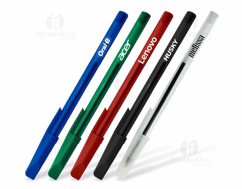 Caneta plástica azul sobre fundo branco.