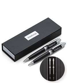 Conjunto de caneta e lapiseira metal em tom prateado, com detalhes em preto e clip para prender no bolso.