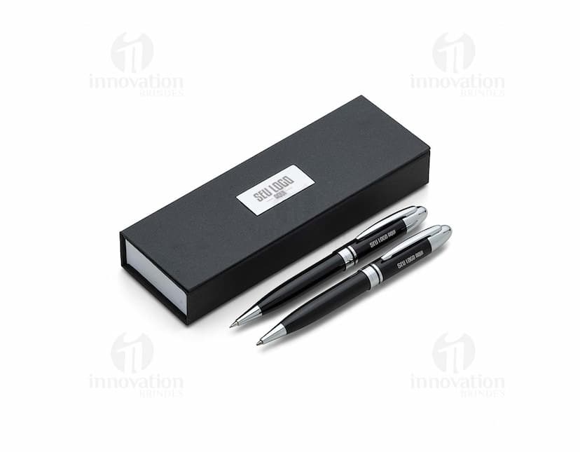 Conjunto de caneta e lapiseira metal em tom prateado, com detalhes em preto e clip para prender no bolso.