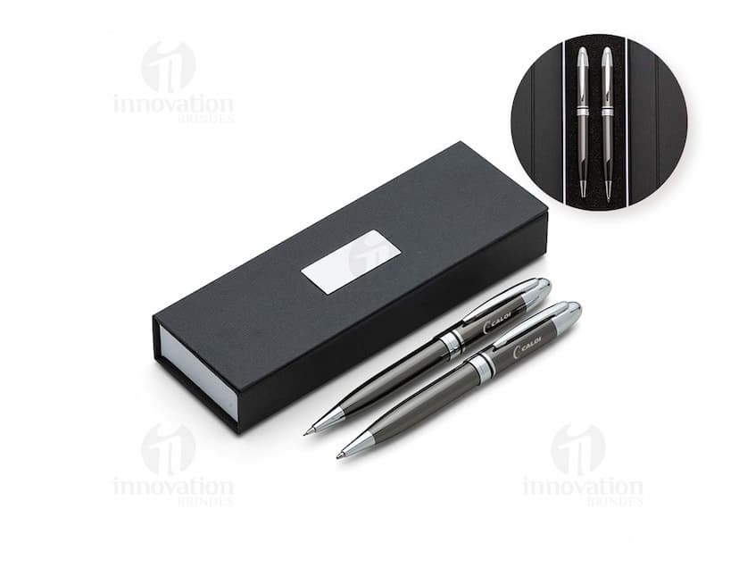Conjunto de caneta e lapiseira metal em tom prateado, com detalhes em preto e clip para prender no bolso.