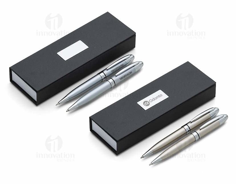 Conjunto de caneta e lapiseira metal em tom prateado, com detalhes em preto e clip para prender no bolso.