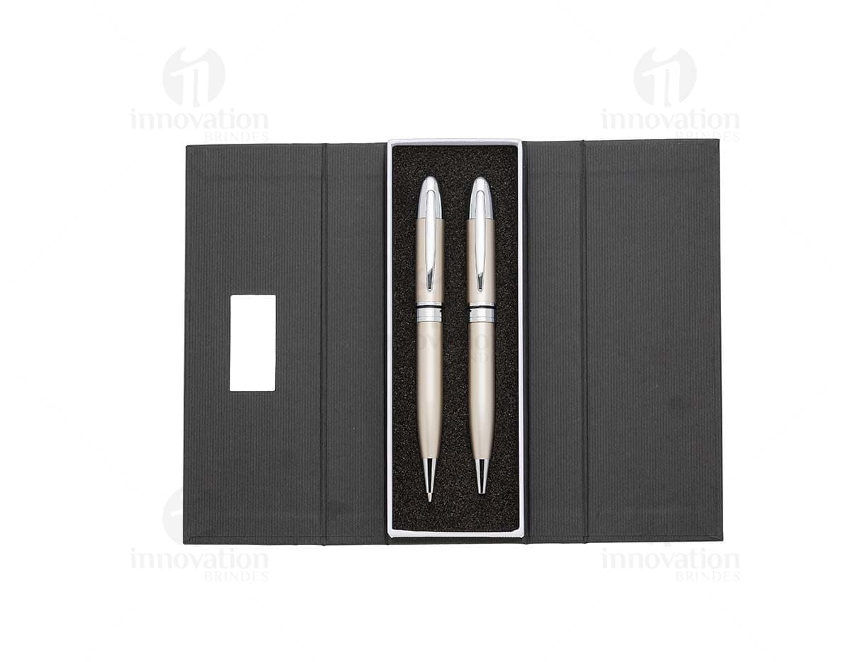 Conjunto de caneta e lapiseira metal em tom prateado, com detalhes em preto e clip para prender no bolso.