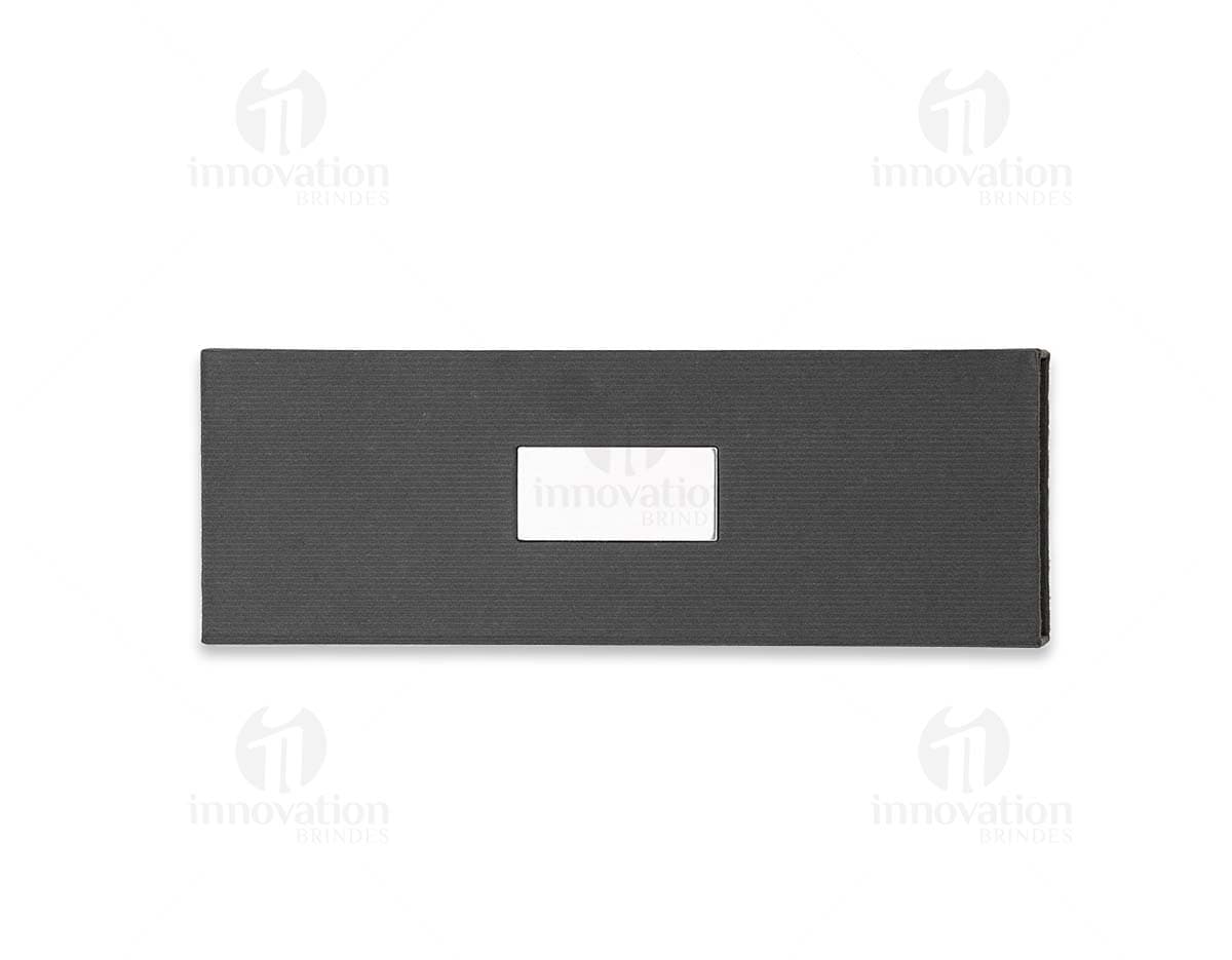 Conjunto de caneta e lapiseira metal em tom prateado, com detalhes em preto e clip para prender no bolso.