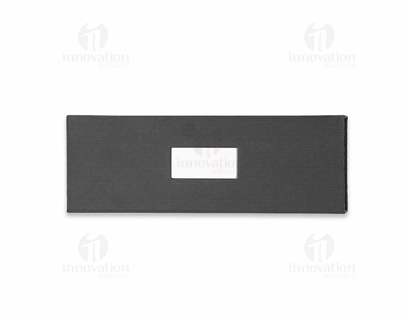 Conjunto de caneta e lapiseira metal em tom prateado, com detalhes em preto e clip para prender no bolso.