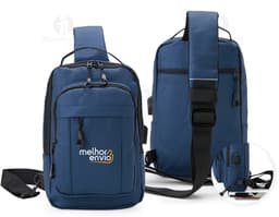 Mochila de ombro com bolsos, zíperes e entrada USB para carregamento de dispositivos eletrônicos. Cor preta e material