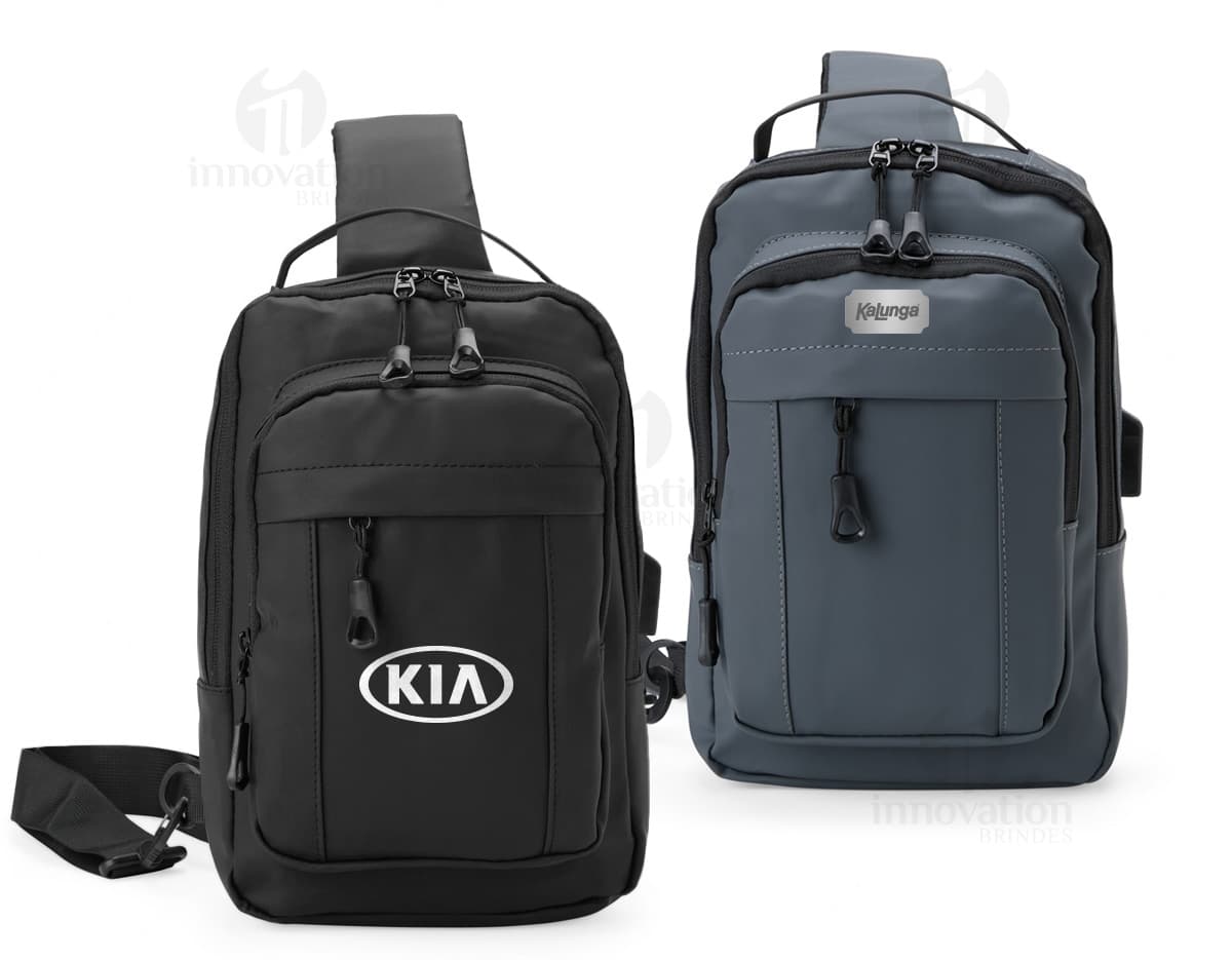 Mochila de ombro com bolsos, zíperes e entrada USB para carregamento de dispositivos eletrônicos. Cor preta e material resistente. Ideal para uso diário e viagens.