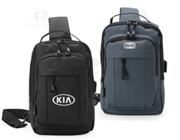 Mochila de ombro com bolsos, zíperes e entrada USB para carregamento de dispositivos eletrônicos. Cor preta e material