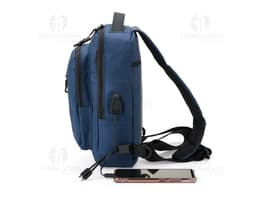 Mochila de ombro com bolsos, zíperes e entrada USB para carregamento de dispositivos eletrônicos. Cor preta e material