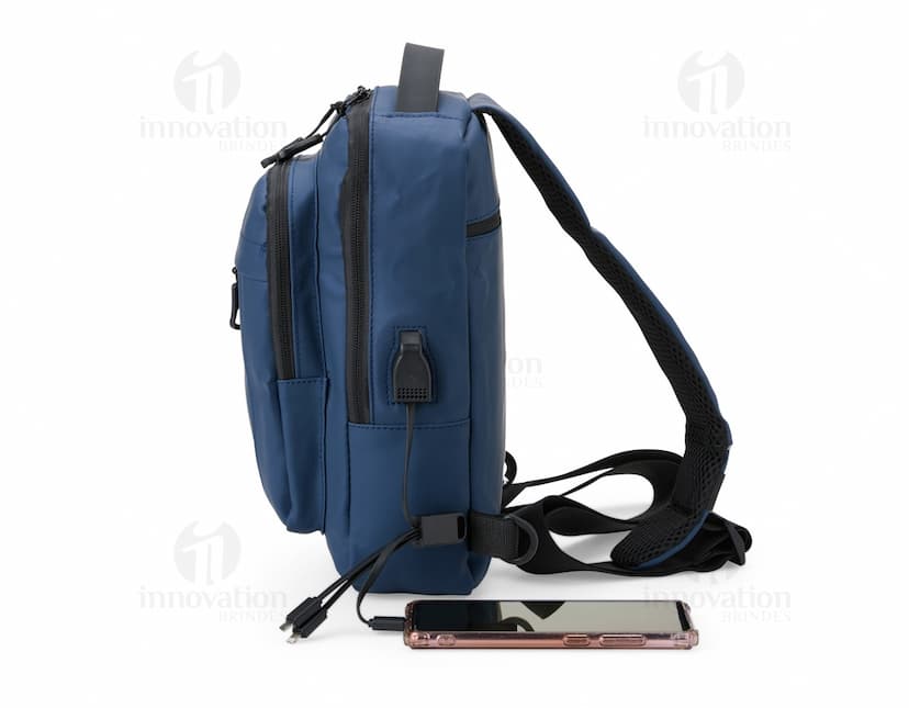 Mochila de ombro com bolsos, zíperes e entrada USB para carregamento de dispositivos eletrônicos. Cor preta e material resistente. Ideal para uso diário e viagens.