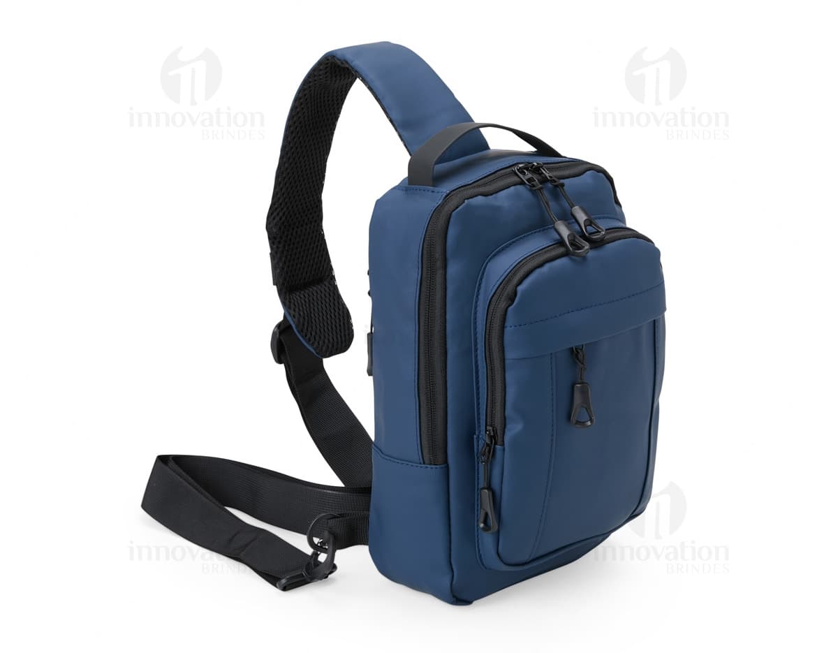 Mochila de ombro com bolsos, zíperes e entrada USB para carregamento de dispositivos eletrônicos. Cor preta e material resistente. Ideal para uso diário e viagens.