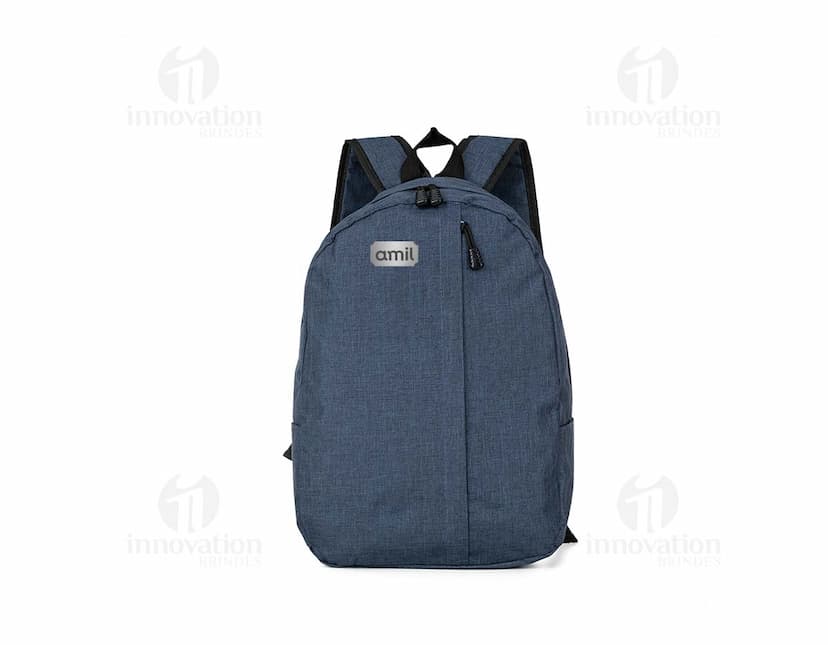 Mochila de poliéster preta com detalhes em cinza, possui alças acolchoadas e bolsos laterais. Ideal para o dia a dia.