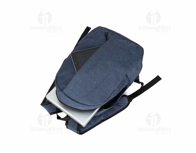 Mochila de poliéster preta com detalhes em cinza, possui alças acolchoadas e bolsos laterais. Ideal para o dia a dia.