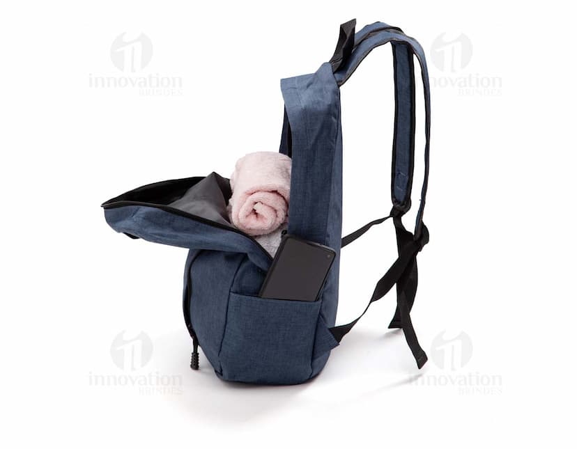 Mochila de poliéster preta com detalhes em cinza, possui alças acolchoadas e bolsos laterais. Ideal para o dia a dia.