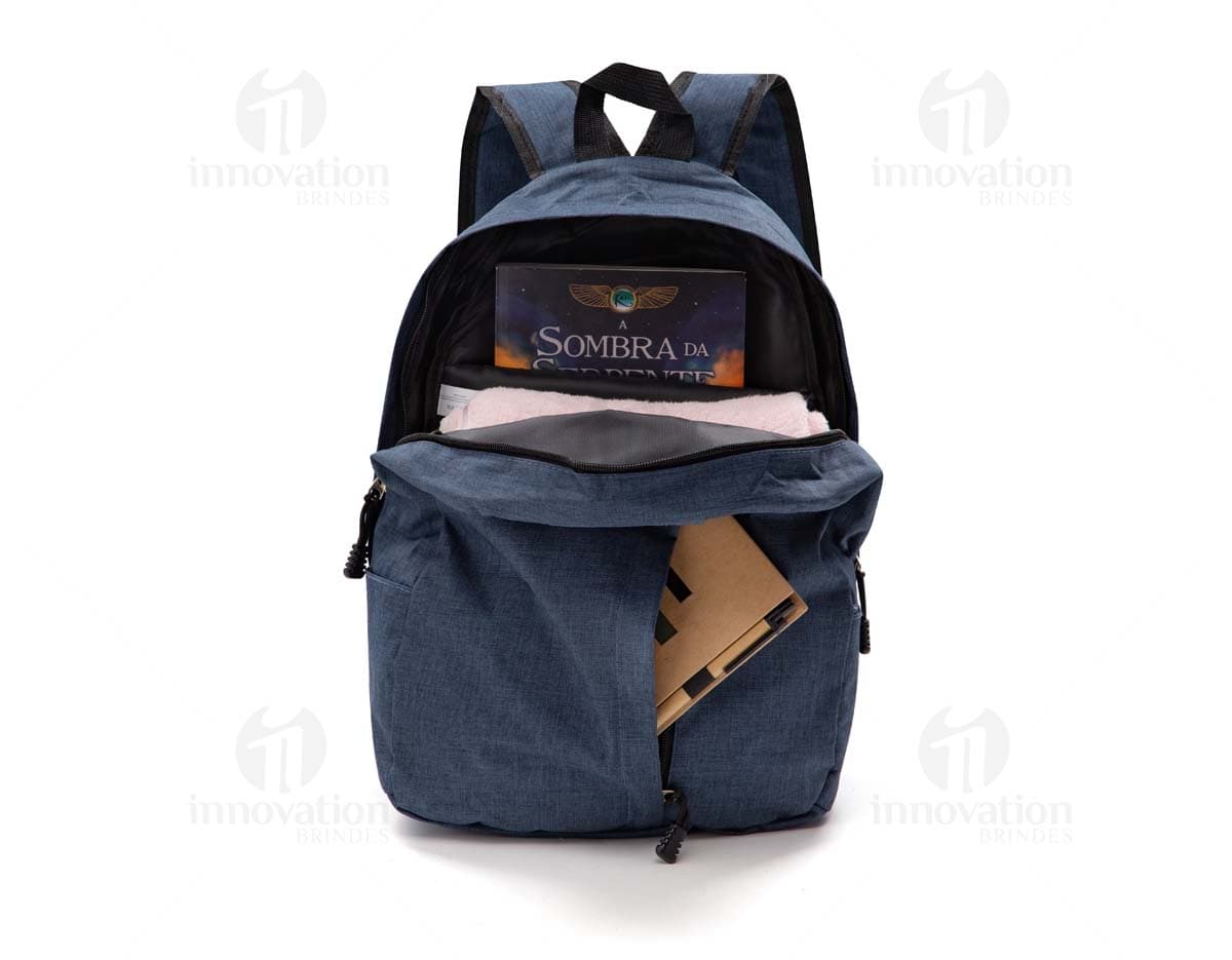 Mochila de poliéster preta com detalhes em cinza, possui alças acolchoadas e bolsos laterais. Ideal para o dia a dia.