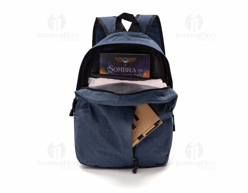 Mochila de poliéster preta com detalhes em cinza, possui alças acolchoadas e bolsos laterais. Ideal para o dia a dia.